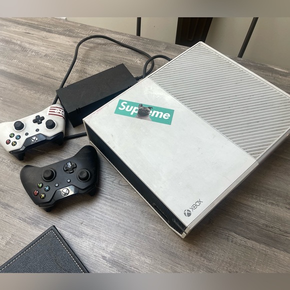 Used XBox complete w games and controllers